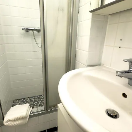 Messe-Apartment Fuer 5 Gaeste Mit Balkon Und Lift Hannover Buitenkant foto